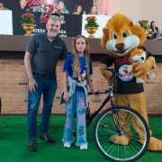 entrega de bicicleta a aluna sorteada