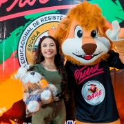 Luiza Barbosa com leão do PROERD