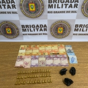 drogas e dinheiro apreendidos