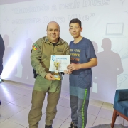 policial militar recebendo mimo na palestra