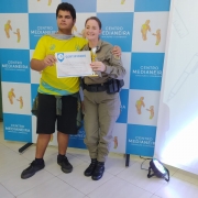Policial militar recebendo mimo na palestra