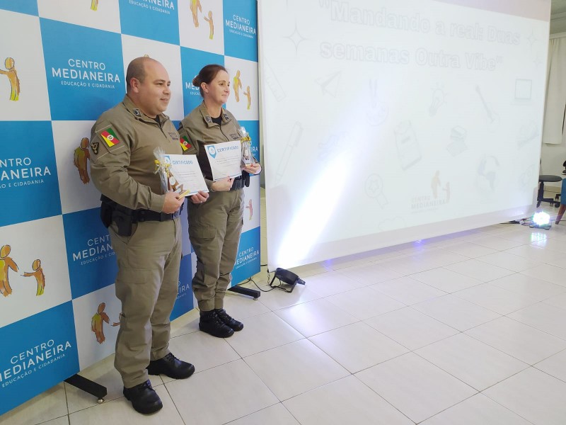 Policiais militares recebendo mimo