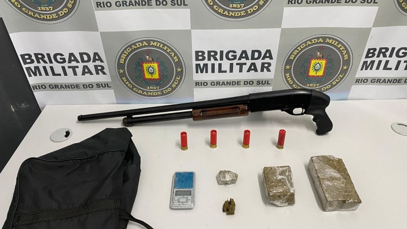 Apreensão de uma espingarda calibre 12, balança de precisão e maconha