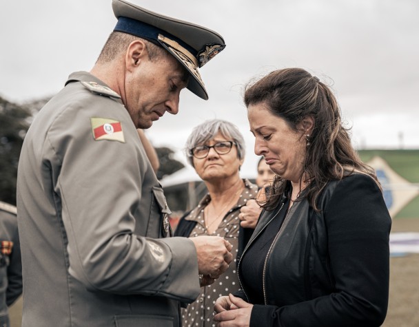 Comandante-geral entrega medalha "in memoriam" à família do sd Wille Thurow, que faleceu no cumprimento da missão policial.