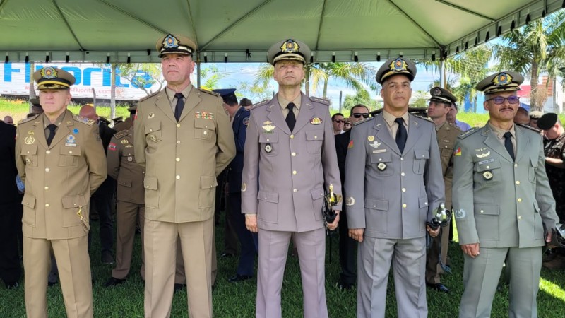 Foto mostra oficiais da Brigada Militar enfileirados abaixo de um toldo
