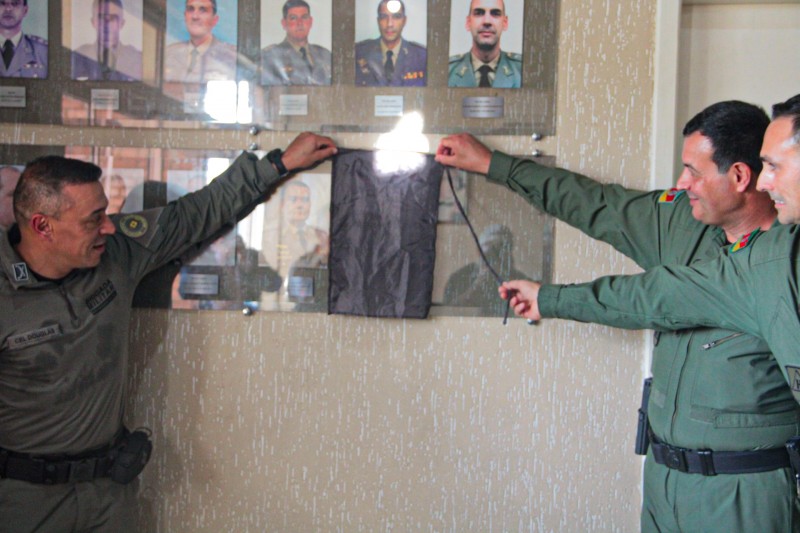 Momento do descerramento da foto do ex-comandante, TCel Sanches.