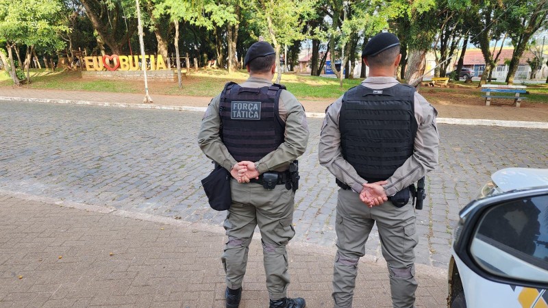 Dois brigadianos realizando o policiamento em uma praça, na cidade de Butiá