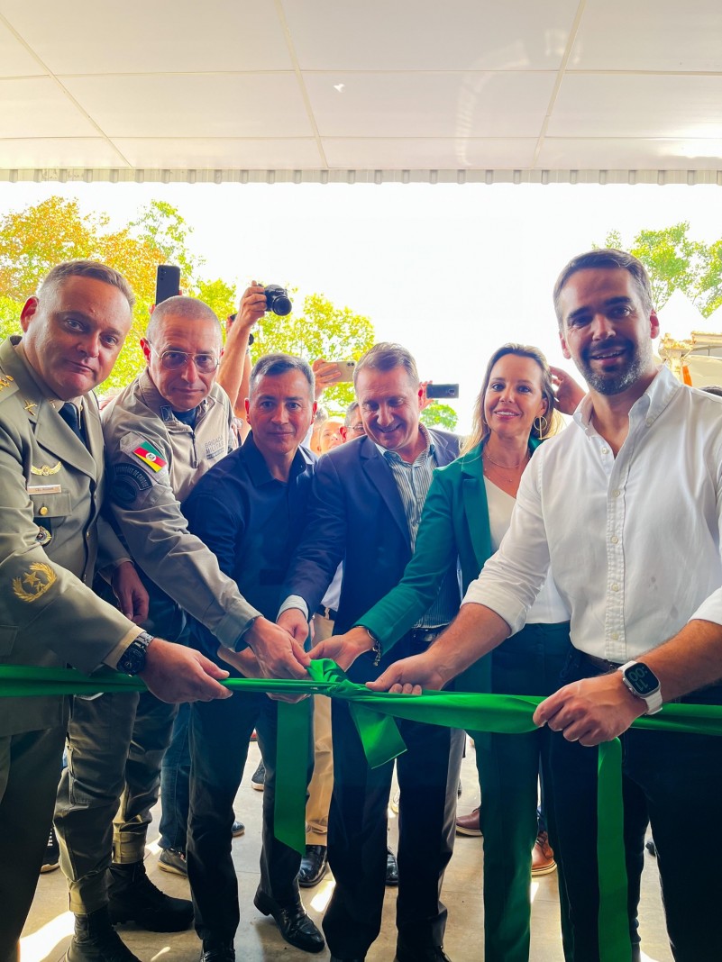 Imagem mostra autoridades locais cortando a fita da inauguração do CRPO