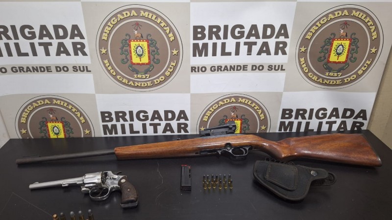 Na foto contém duas armas de fogo apreendidas com o acusado