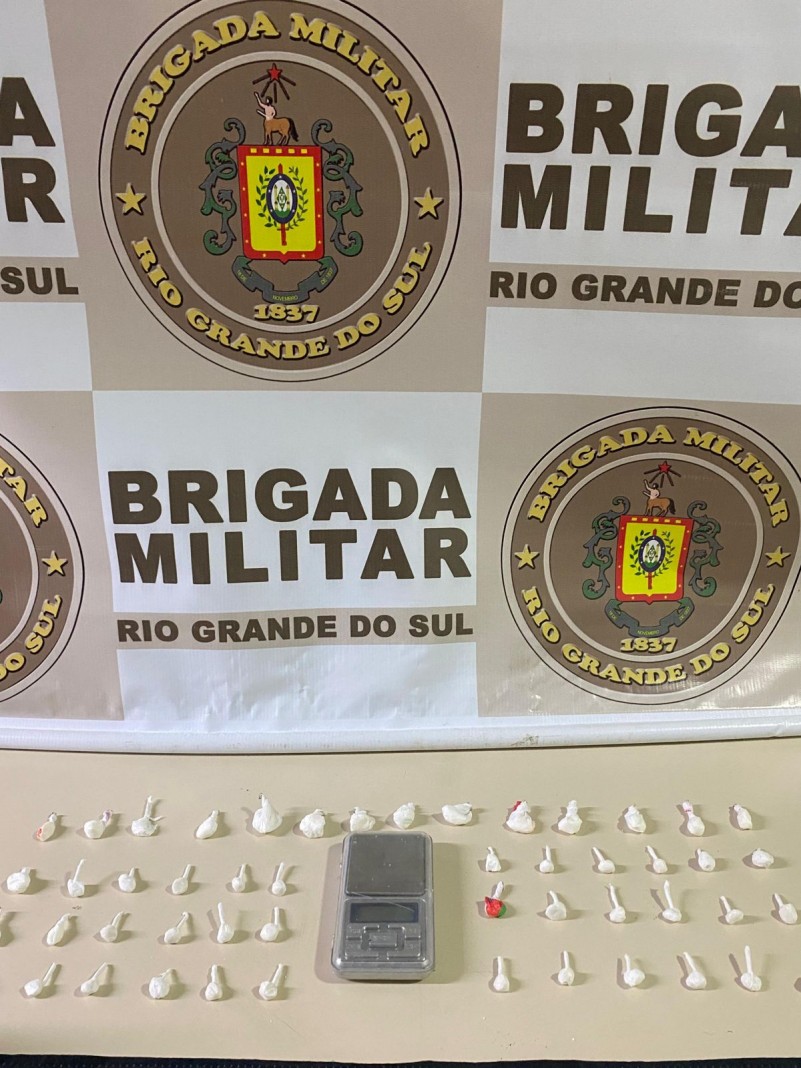 50 porções de cocaína e uma balança de precisão 