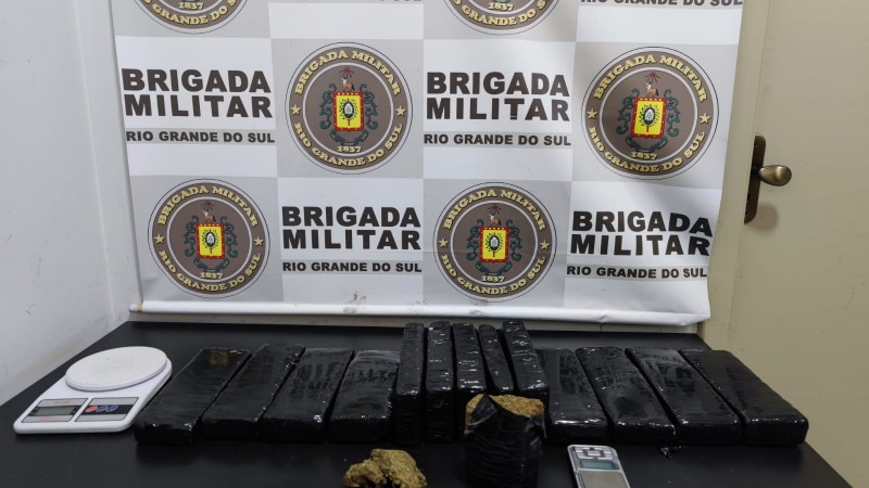 Na foto contém 13 tijolos de maconha apreendidos
