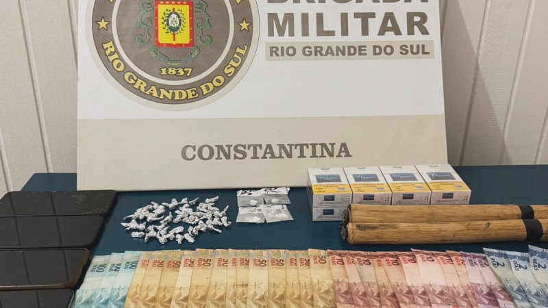 Na imagem há uma apreensão de 56 pedras de crack, quatro porções de cocaína, 8 carteiras de cigarro e 4 aparelhos celulares, além de uma quantia em dinheiro.