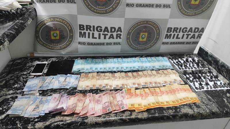 Drogas apreendidas pela BM
53 porções de cocaína, 3 aparelhos celulares e uma quantia em dinheiro 