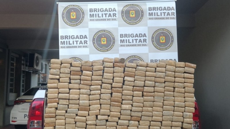 Foto mostra tabletes de maconha empilhados na traseira de uma caminhonete