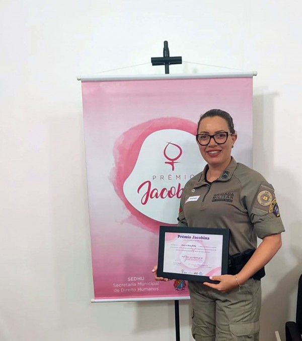 Sd Andréia recebendo homenagem