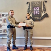 Comandante do 25º BPM entregando certificado de destaque
