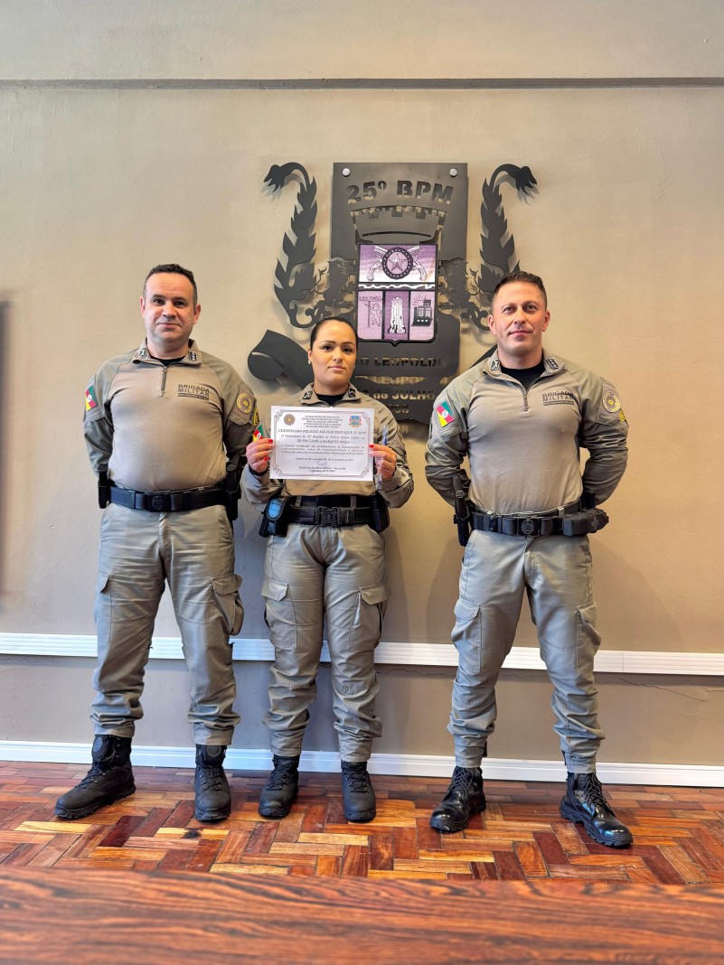 Comandante e comandante de cia entregando certificado destaque