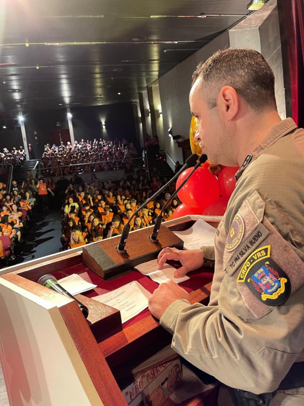 comandante do 25º BPM falando com o publico
