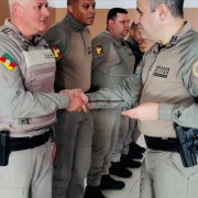 comandante entregando moedas ao destaques do ano 2
