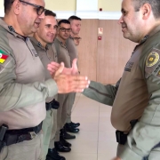 comandante entregando moedas ao destaques do ano 3