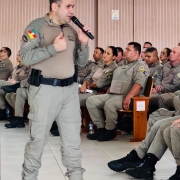 comandante fazendo falando com efetivo