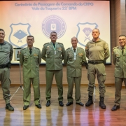 Imagem mostra os oficiais que participaram das trocas de comando ladeados pelos três coronéis que comandam a Brigada Militar.