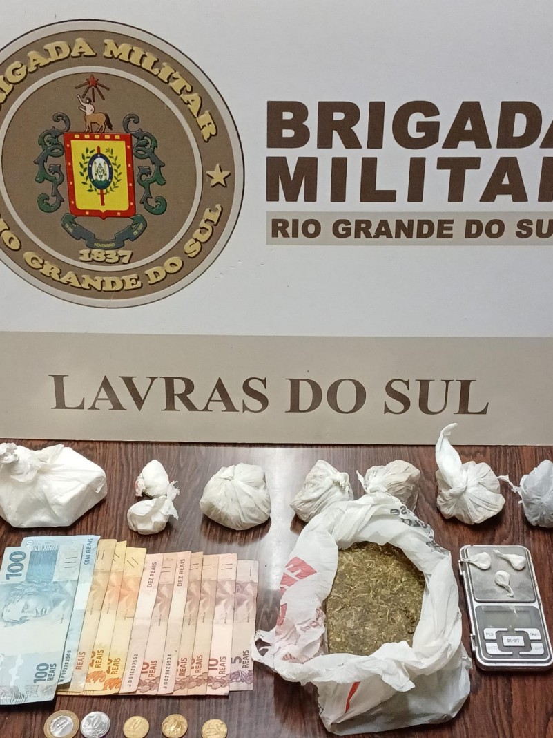 Cédulas de dinheiro, entorpecentes apreendidos, moedas e balança de precisão