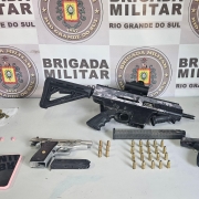 Uma submetralhadora, maconha, duas pistolas e munições apreendidas durante ação da Brigada Militar