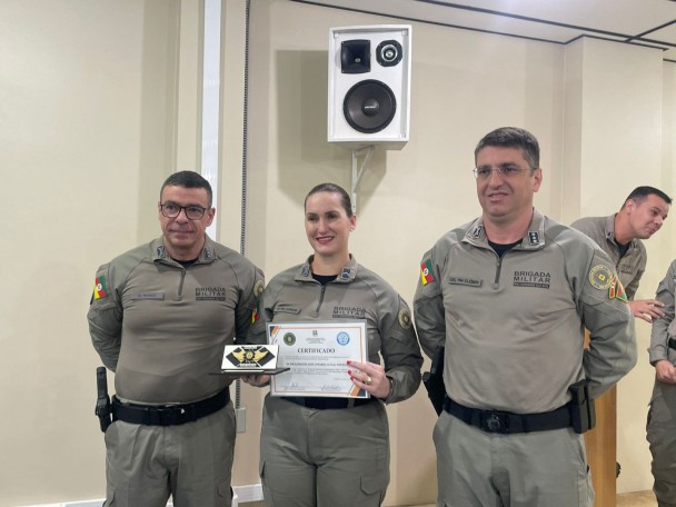 Formanda registra foto com coronéis superiores no Curso de Execução Orçamentária.