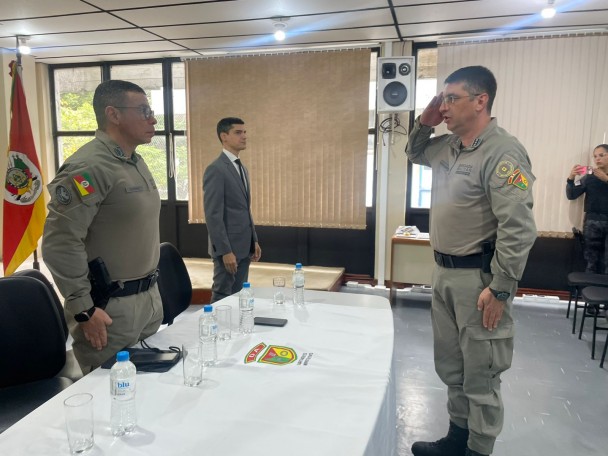 Coronel Cléber apresentando-se ao coronel Dirceu, Diretor do Dep de Ensino, no Curso de Execução Orçamentária.