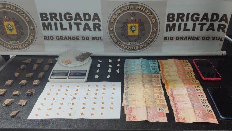 foto apreensão de drogas com dinheiro, balança, celulares