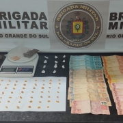 foto apreensão de drogas com dinheiro, balança, celulares