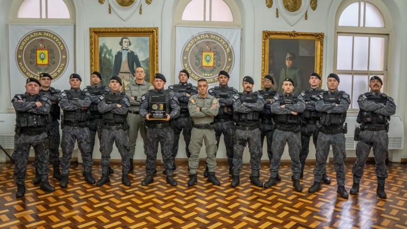 Foto mostra os policiais militares perfilados em uma foto no Salão Nobre do Quartel do Comando-Geral da BM, junto ao Comandante-Geral e Subcomandante-Geral.