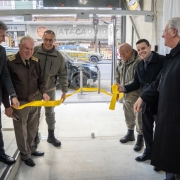 Foto mostra a fita da inauguração do prédio sendo cortada pelos convidados.