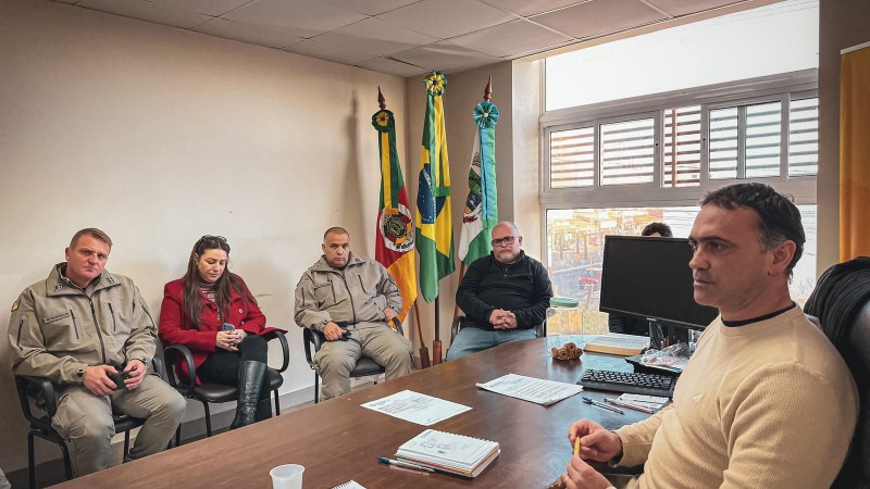Autoridades aparecem em círculo na sala do prefeito de Cidreira