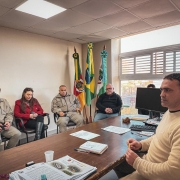 Autoridades aparecem em círculo na sala do prefeito de Cidreira