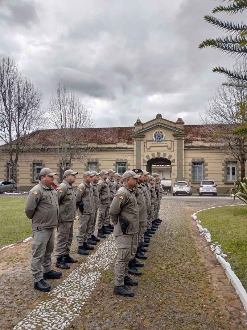Fachada do prédio do 2ºRPMon, efetivo a frente do prédio.