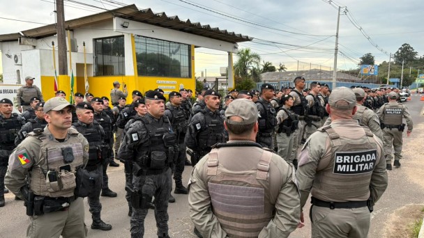 Foto mostra policiais militares reunidos durante o lan&ccedil;amento da opera&ccedil;&atilde;o
