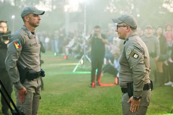 Aluno-soldado diante de Oficial da BM. 