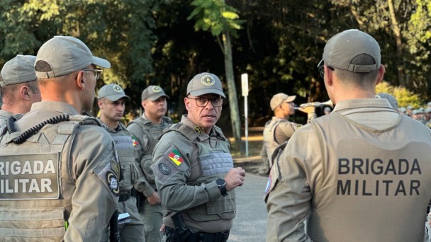 Subcomandante-Geral da BM rodeado de v&aacute;rios policiais militares