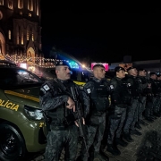 Sete policiais militares fardados e armados em prontid&atilde;o para inicio da opera&ccedil;&atilde;o 