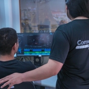 Duas pessoas trabalhando em computador
