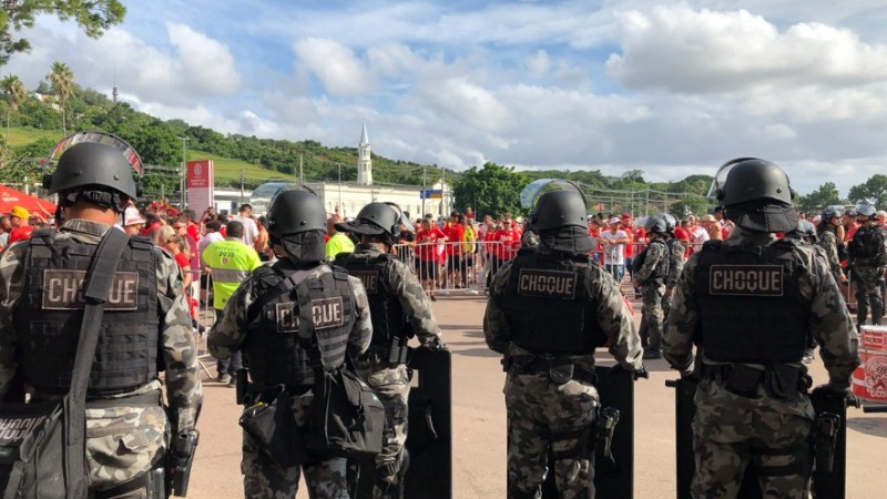 Policiais militares realizando seguran&ccedil;a de torcedores