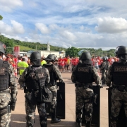 Policiais militares realizando seguran&ccedil;a de torcedores