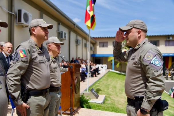 Comandantes da EsFHEP-SM, Major PM Humberto Goulart Neto, presta continência ao Comandante-Geral.  